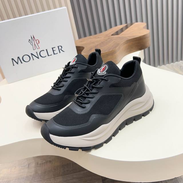Moncler 蒙口男士系带休闲运动鞋，具有舒适防滑性能，采用一体成型进口飞织科技面料制成，兼备创新、功能性与图形细节于一体，诠释潮流时尚。大底采用Tpu+橡胶