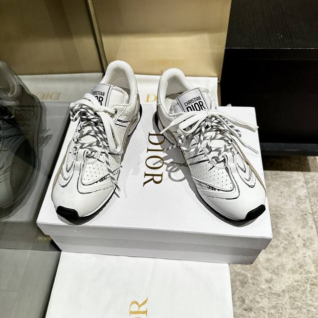 独家发售2025、系列新品这款 Dior、C ' Est 运动鞋彰显醒目而时尚的风范。精心制作，鞋面3D打印设计风格搭配超级时尚，细节也增添一丝优雅气质。轻盈的