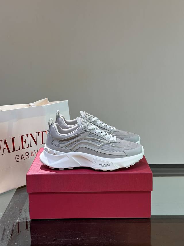 华伦天奴 Valentino Garavanitotaloopv标Z志新款运动鞋，配以皮革细节，鞋舌处饰有丝网印刷 ，组合大底，上脚真的超好穿又很舒服的～自带增