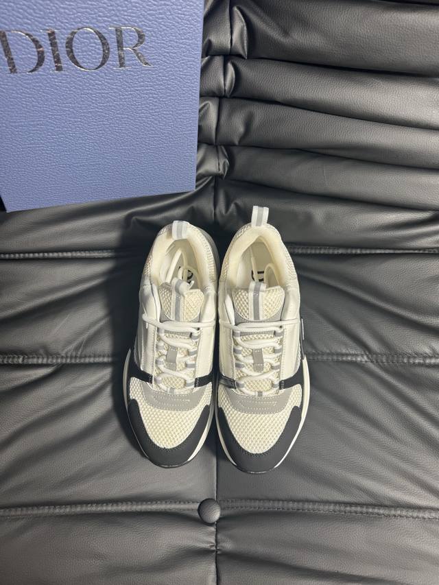 Dior B22 实价： -鞋面：Sp高级进口小牛皮 -内里：海绵网里 -垫脚；高级丝绵烫印Logo -大底：超轻精品吸模 -超高品控 做工精细-凸显:经典高端