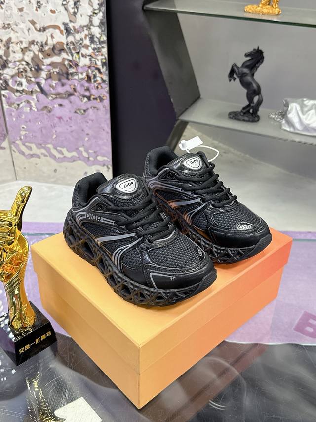工厂P价P： 代购版 迪奥Dior25新款低帮运动鞋，采用进口网眼织物精心制作，搭配曲纹藤格纹注塑橡胶提升格调，全新演绎经典图案，彰显未来主义的风格。鞋舌和正面