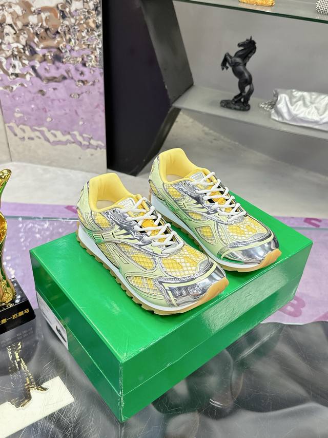 工厂P价P： Bv Orbit运动鞋 王一博 同款 情侣款老爹鞋 Runner运动鞋，采用轻质科技网布面料。 搭配几何图案设计橡胶外底 认准套包工艺 实际增高很
