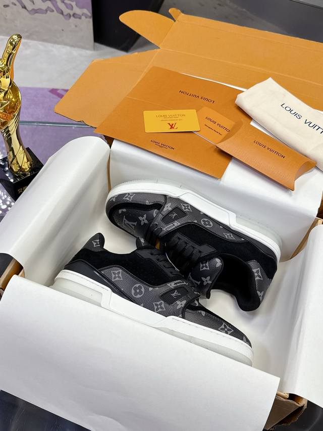 工厂P价P： Louis Vuitton 驴家的爆款！Trainer板鞋，每个人都必须入的款，绝不后悔！ 超级百搭高级！什么衣服都好搭。最主要是超耐看的。 顶级