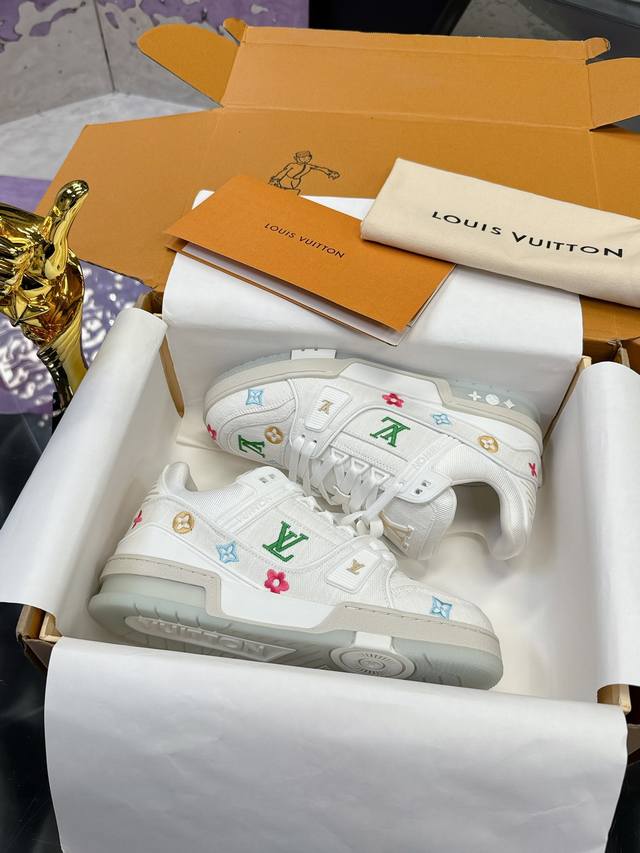 工厂P价P： 飞机盒10 原版开发 品质出货 欢迎对比 Lv板鞋系列 Lv Trainer Maxi运动鞋将成衣系列的宽松廓形引入Virgilabloh笔下的L