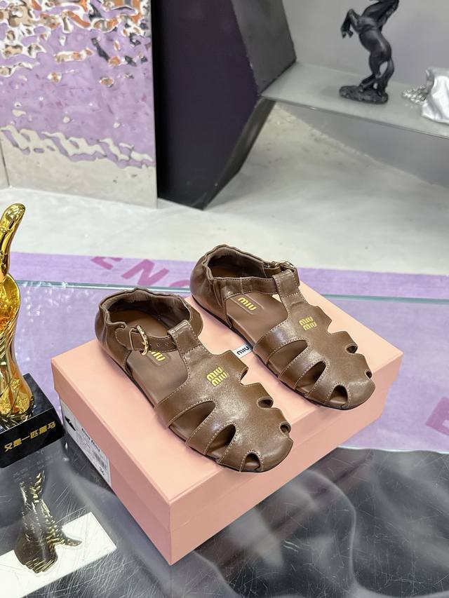 工厂P价P： Miumiu 缪缪2025早春夏包头罗马凉鞋 官方春夏走秀新款，时髦百搭，无论光脚穿还是搭配袜子穿都超级百搭！原版一比一开发 鞋面：定制进口牛皮