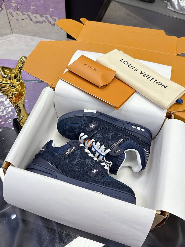 工厂P价P： 飞机盒10 Louis Vuitton 驴家的爆款！Trainer板鞋，每个人都必须入的款，绝不后悔！ 超级百搭高级！什么衣服都好搭。最主要是超耐