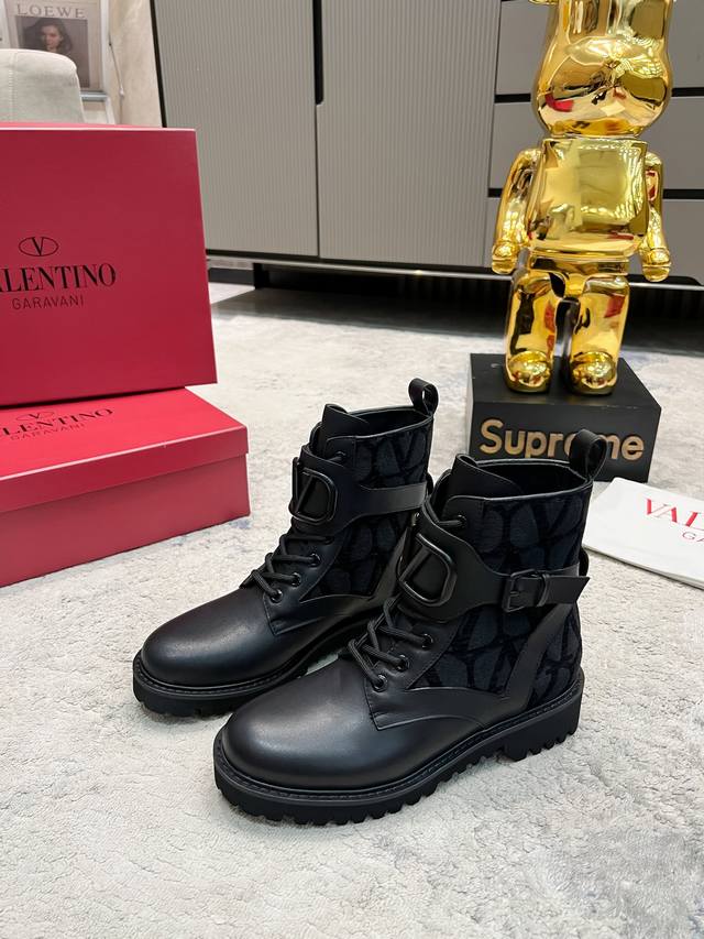 Valentino 华伦天奴 秋冬新款女靴 顶级版本 上脚舒适百搭显瘦 高品质材质 原版大V扣 原版帆布不是市面上普通布料 鞋面全部采用高档头层粒面牛皮 进口牛