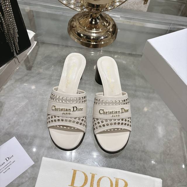 出厂 春夏新款Dior D-Lane 迪奥凉拖圆跟一字镂空拖鞋 这款 D-Lane 凉拖彰显经典风格。黑色牛皮革鞋面，展示镂空藤格纹图案，饰以金色饰面金属 Ch