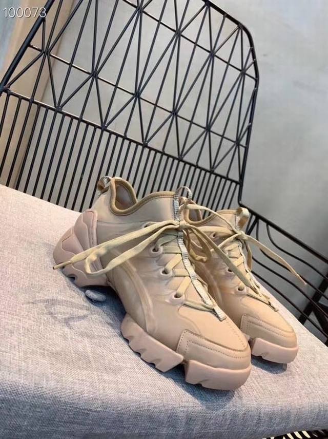 女 男 Dior 迪奥 重磅联名新款 新潮百搭 注定是引爆主流的超级单品！ 鞋面：采用独家定制原版珍珠闪Pvc半透明胶片拼接迪奥品牌专用Logo面料 大底：独家