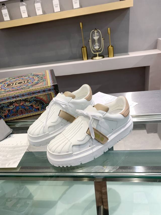 女 男 Dior 迪奥 火爆开启，震撼上市， 秋冬走秀款，经典休闲运动鞋无数网红明星Show，卖疯的节奏，新品的材质工艺以及设计元素更加丰富，美不胜收的版面专柜