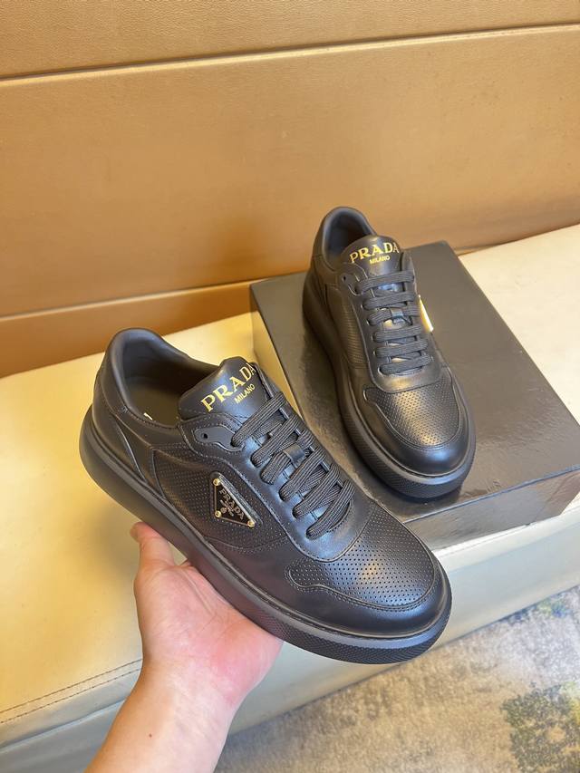 Prada 普拉达 -高端品质 原单 -鞋面：丝绸小牛皮、品牌帆布布匹、品牌金属扣件 -内里：网布，垫脚; 顶级牛皮 -大底：超轻Tpu发泡; 成型大底 -超高