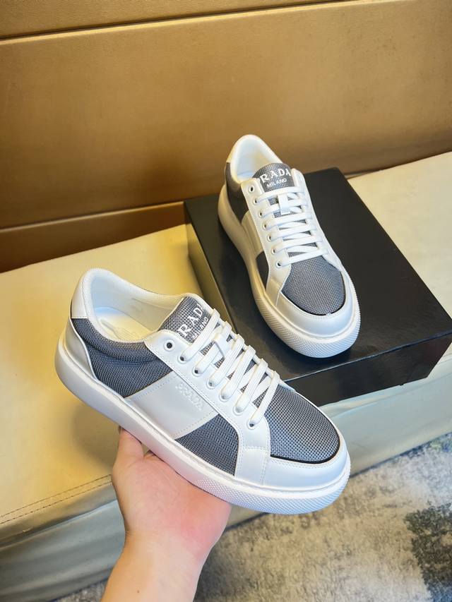 Prada 普拉达 -高端品质 原单 -鞋面：丝绸小牛皮、品牌帆布布匹、品牌金属扣件 -内里：网布，垫脚; 顶级牛皮 -大底：超轻Tpu发泡; 成型大底 -超高