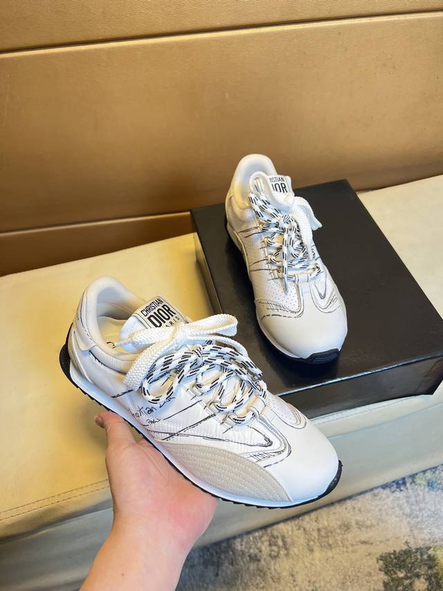 原单品质独家首发 迪奥 独特现代风运动鞋。休闲乐福原版皮 羊里 拒绝脱色磨脚 鞋底：原厂特供原版底，超酷 系带走路都带风风格设计 超舒服耐磨防滑原版底 。就好像