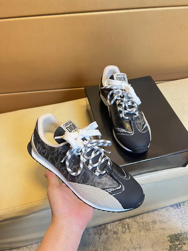原单品质独家首发 迪奥 独特现代风运动鞋。休闲乐福原版皮 羊里 拒绝脱色磨脚 鞋底：原厂特供原版底，超酷 系带走路都带风风格设计 超舒服耐磨防滑原版底 。就好像