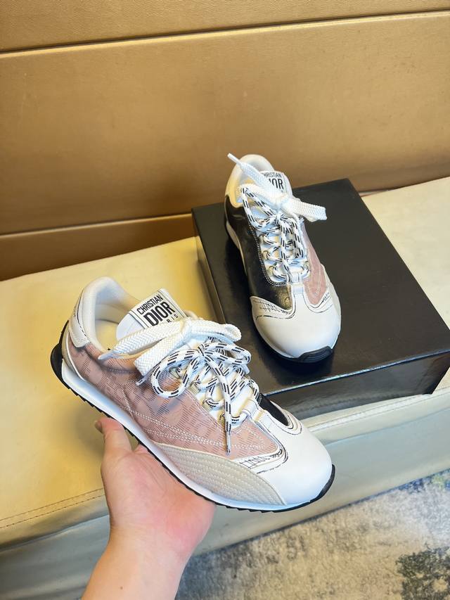 原单品质独家首发 迪奥 独特现代风运动鞋。休闲乐福原版皮 羊里 拒绝脱色磨脚 鞋底：原厂特供原版底，超酷 系带走路都带风风格设计 超舒服耐磨防滑原版底 。就好像