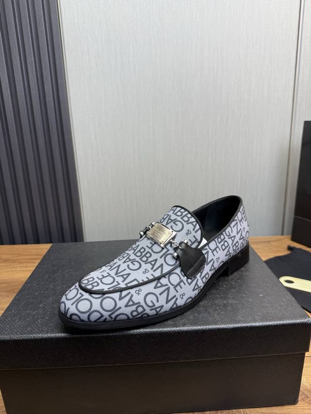 工厂P价 Dolce&G .Dg男士乐福皮鞋 风格经典时尚，点缀个性化 Dg 徽标。进口牛皮.开边珠牛皮 牛皮内里，原版防滑耐磨大底 Size:39-44 38