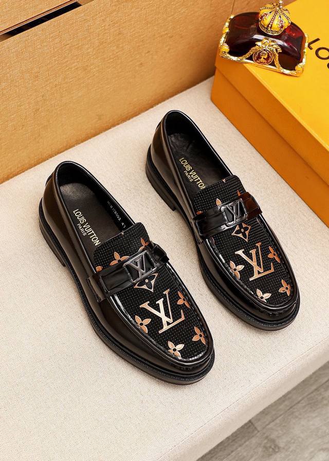 商品商标：Louis Vuitton 路易威登 休闲皮鞋 正码码数: 38-44 45.订制 商品材料：精选 进口胶料加开边珠鞋面，进口头层牛皮内里。强烈立体视