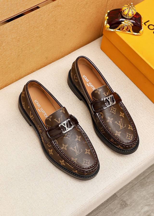 商品商标：Louis Vuitton 路易威登 休闲皮鞋 正码码数: 38-44 45订制 商品材料：精选 进口头层老花小牛皮鞋面+奢华五金扣，进口头层牛皮内里
