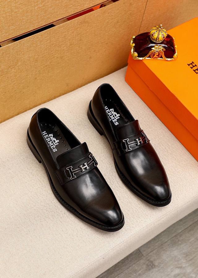 商品商标：Hermes 爱马仕 体闲皮鞋 正码码数: 38-44 45订制 商品材料：精选 进口头层小牛皮鞋面，进口水染牛皮内里。强烈立体视觉效果，组合大底 颜