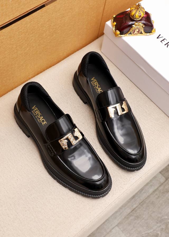 商品商标：Versace 范思哲 休闲皮鞋 正码码数: 39-44 38.45.46订制 商品材料：精选 进口头层开边珠牛皮鞋面+奢华五金扣，进口水染牛皮内里。
