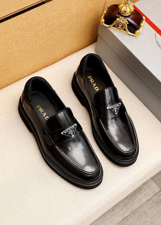 商品商标：Prada 普拉达 休闲皮鞋 正码码数: 39-44 38.45.46订制 商品材料：精选 进口头层开边珠牛皮鞋面+奢华五金扣，进口水染牛皮内里。强烈