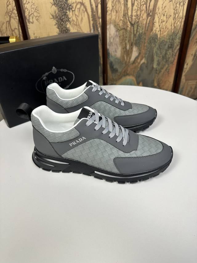 工厂P价 普拉达 官网最新款休闲时尚男鞋，爆款版型简洁大气，潮男专属.独有的官网最新元素，时尚又大方，面料原版头层牛皮透气布料透气网里牛垫，官网指定耐磨休闲大底