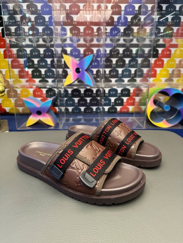 出厂价P 实价 Lv-路易威登-高端精品 拖鞋 奢品拖鞋，1:1高端品质，休闲阳光宽松舒适型，最高版本高品质精品，经夏季必入哦！码38-44 45可订制