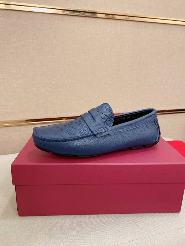 出厂价P 高端品质！ Ferragamo独家爆款现货新品上架，高品质菲拉格慕男士豆豆鞋高品质，高端休闲驾驶鞋，配全套包装！ 材质：进口头层荔纹牛皮+进口优质水染
