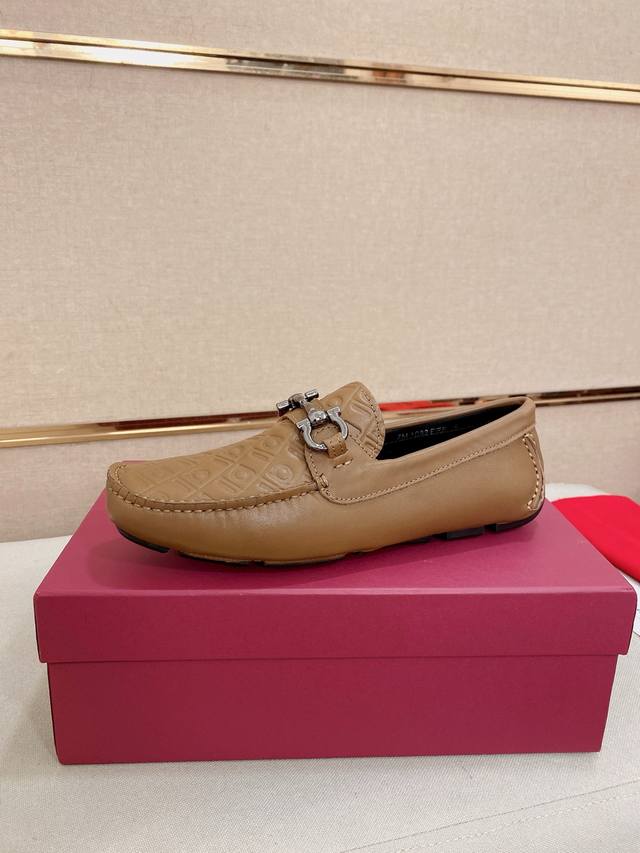 出厂价P 高端品质！ Ferragamo独家爆款现货新品上架，高品质菲拉格慕男士豆豆鞋高品质，高端休闲驾驶鞋，配全套包装！ 材质：进口牛皮+进口优质水染牛皮内里