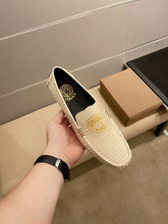 Versace 范思哲 官方新款，米兰男时装周走秀款，鞋面进口头层柔软牛皮+鞋面品牌刺绣，吸汗透气不掉色头层穿着舒适羊皮内里，超滑质感，吸汗透气 ，鞋身Logo