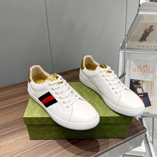 实价 古奇 官方高品质精品休闲男鞋。明星周杰伦同款，原单正品，采用进口原版牛皮，原版舒适透气羊皮内里。古奇法国殿堂级尊贵款售价25870瑞士法郎，法国巴黎时装周