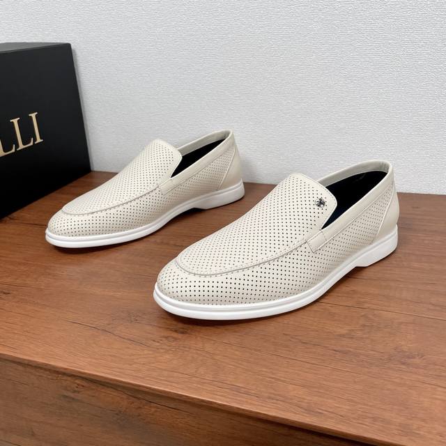 Zilli 男士新款皮革冲孔乐福鞋 Zilli是一个法国奢侈男装品牌，由阿兰-西迈尔 Alain Schimel 于1970年在法国创立。这款乐福鞋以优雅气质造