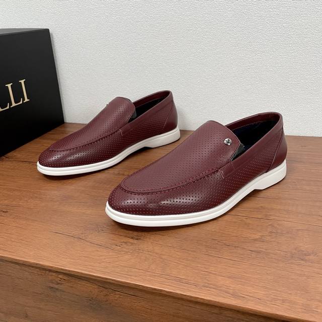 Zilli 男士新款皮革冲孔乐福鞋 Zilli是一个法国奢侈男装品牌，由阿兰-西迈尔 Alain Schimel 于1970年在法国创立。这款乐福鞋以优雅气质造