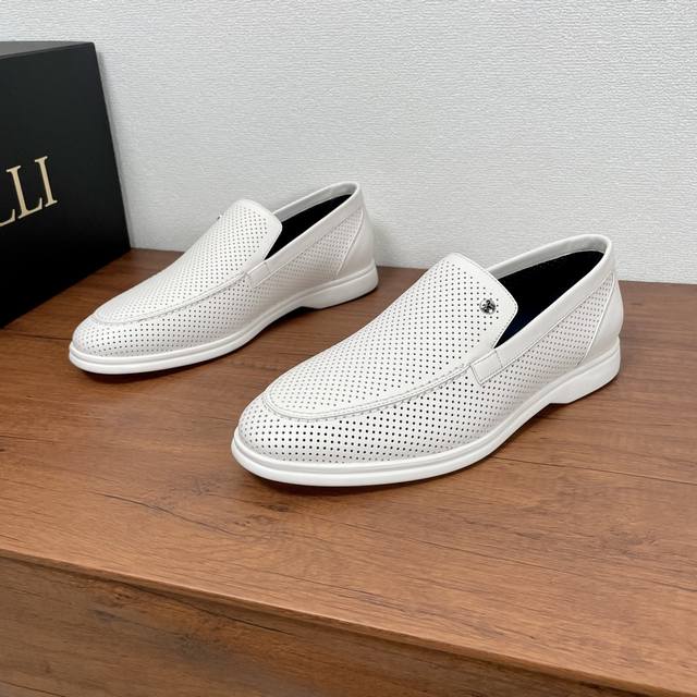 Zilli 男士新款皮革冲孔乐福鞋 Zilli是一个法国奢侈男装品牌，由阿兰-西迈尔 Alain Schimel 于1970年在法国创立。这款乐福鞋以优雅气质造