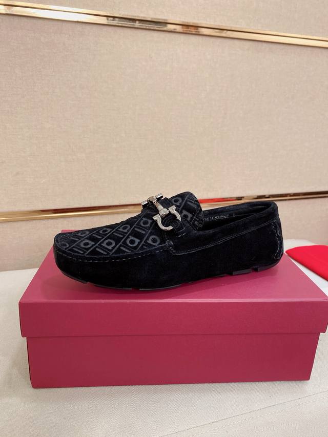 出厂价P 高端品质！ Ferragamo独家爆款现货新品上架，高品质菲拉格慕男士豆豆鞋高品质，高端休闲驾驶鞋，配全套包装！ 材质：进口牛京牛皮+进口优质水染牛皮