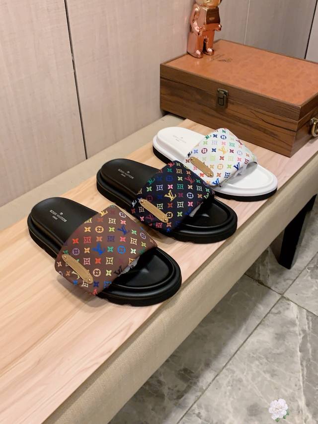 拖鞋: 新款: 厂价 Lv* 系列拖鞋顶级代购情侣2025专柜同步发售，意大利进口原版精选布料，做工考究， ，鞋底： 超舒适 原厂特供原版底，独家双层活动成型底