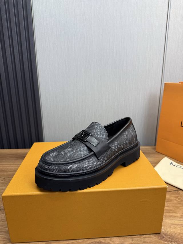 工厂P价 Lv. 男士商务休闲皮鞋，顶级牛货.1:1出货奢华尊贵全部采用进口原版品牌皮料，只为打造更为舒适的穿着体验，鞋面：原版牛皮进口全牛里，原版大底10-4