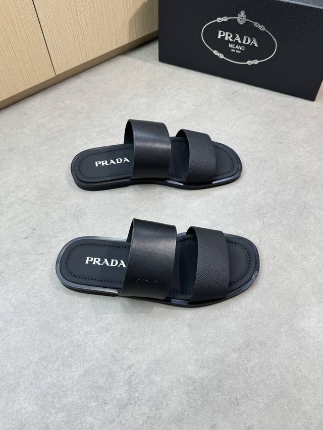 Prada 普拉达 -高端品质 原单休闲凉拖鞋 -鞋面：纳帕小牛皮、手掌纹小牛皮、手工右油边工艺 -内里：丝绸牛皮 -大底：超轻Tpu水台包丝绸牛皮 橡胶；组合