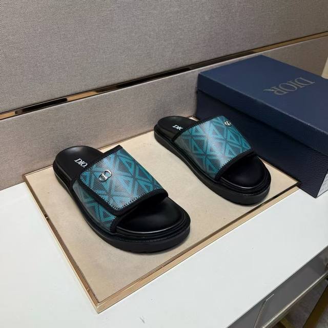 工厂P价 。新款时尚 迪奥 全系列，颜色全，进口头层牛皮，高端1:1开模定制，原版升级版大底，更轻便，防滑。市场顶级品质，众多明星亲身演绎，时尚潮流，百搭爆款，