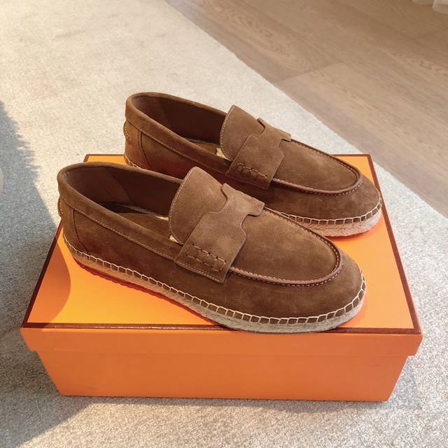 实价： Hermes... A Eclair 爆款系列 版型超正，有一定厚度增高显腿长！透体透气 舒适的小牛皮，进口羊京 春夏拼色兼具颜值舒适度的单品！ 渠道货