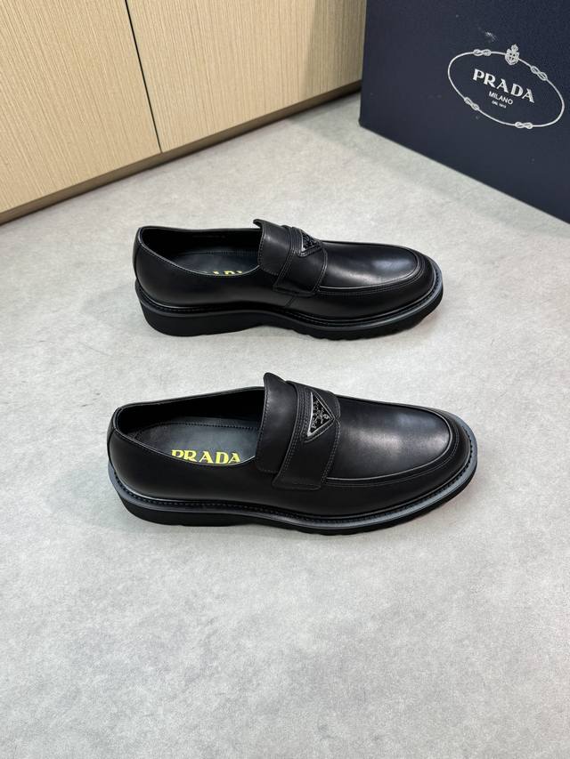 Prada 普拉达 -高端品质 原单正装皮鞋 -鞋面：进口纳帕小牛皮、鞋丹反暗线车缝线、品牌金属扣件横担装饰 -内里：水染牛皮 -大底：超轻Tpu发泡 橡胶；组