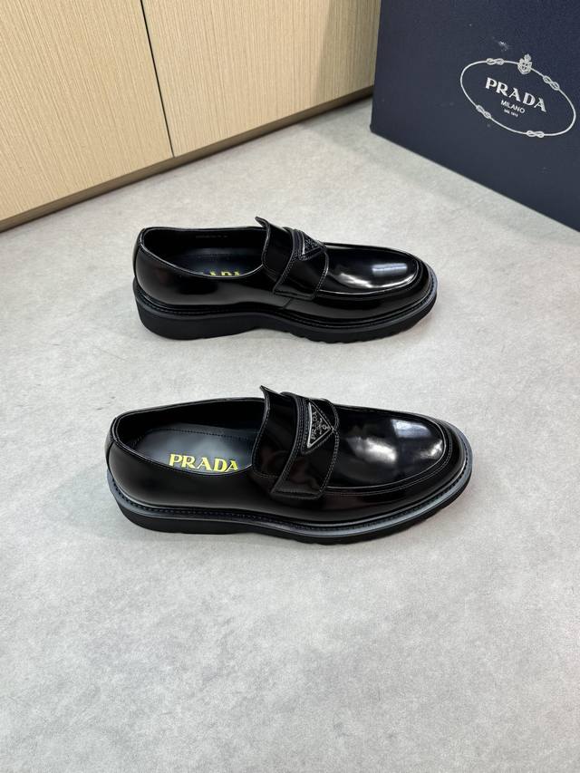 Prada 普拉达 -高端品质 原单正装皮鞋 -鞋面：进口开边珠小牛皮、鞋丹反暗线车缝线、品牌金属扣件横担装饰 -内里：水染牛皮 -大底：超轻Tpu发泡 橡胶；