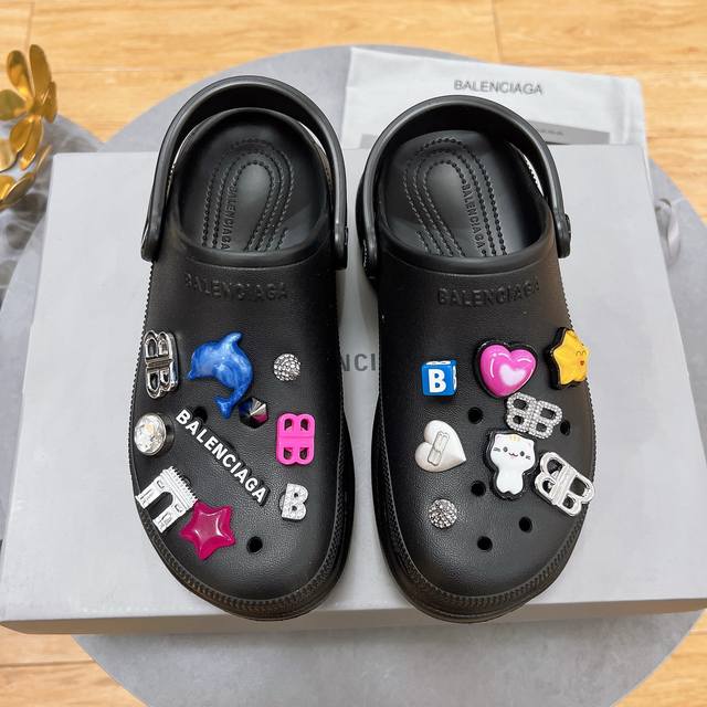 工厂P价 元，Balenciaga 巴黎世家网红洞洞鞋，圆头铆钉松糕包头镂空透气扣带厚底沙滩凉拖， 情侣款 独家顶级版本 ～巴黎世家 25Vs春夏松糕厚底爆款凉