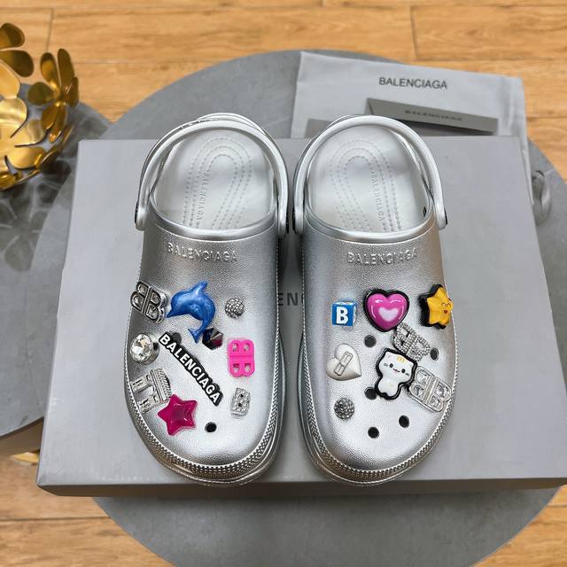工厂P价 元 Balenciaga 巴黎世家网红洞洞鞋，圆头铆钉松糕包头镂空透气扣带厚底沙滩凉拖， 情侣款 独家顶级版本 ～巴黎世家 25Vs春夏松糕厚底爆款凉