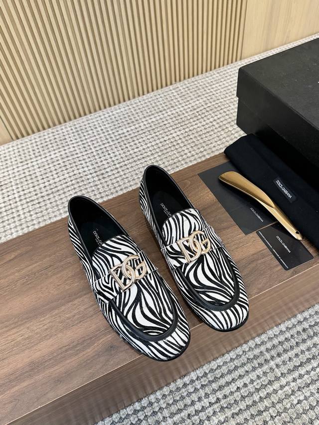 D&G Ariosto系列莫卡辛便鞋 男士乐福鞋皮鞋 官网新品 以全新版本创意呈现。鞋面树桩条纹装饰，搭配 简约配饰，横胆搭配经典Dg古铜金色扣，低调奢华有内涵