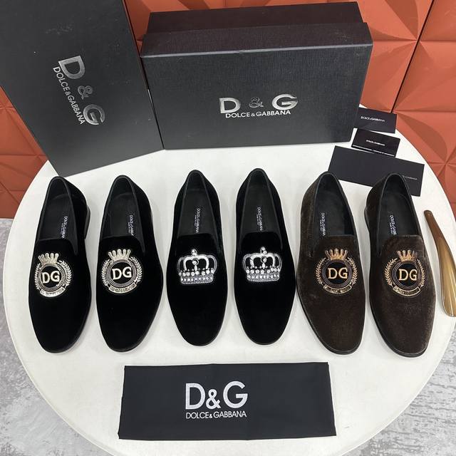 杜嘉班纳D&G Ariosto系列莫卡辛便鞋 男士乐福鞋皮鞋 以全新版本创意呈现。电脑绣花D G皇冠Logo标志性标牌装饰别具一格。 风格优雅考究，鞋面电绣皇冠