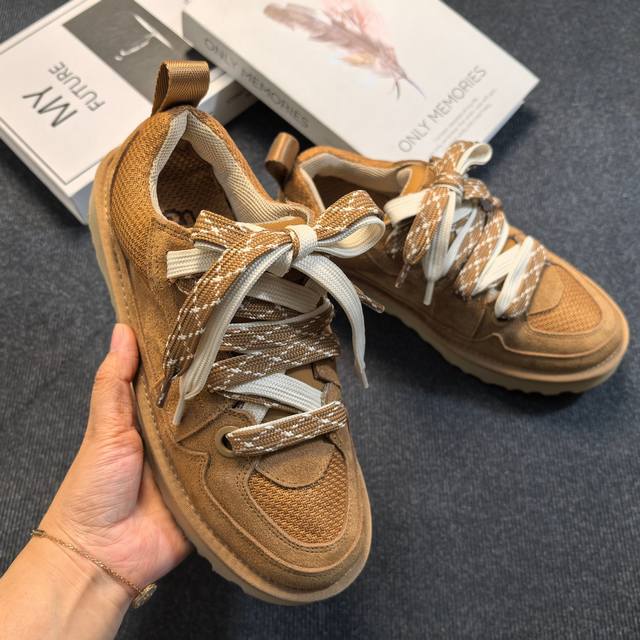 Ugg2025新款低帮梅尔休闲鞋 鞋面采用牛翻绒皮和织物面料的拼接上脚柔软舒适透气，上脚好轻好舒服 双鞋带好可爱，不用系也可以一脚蹬，鞋带还可以任意Dly，时尚