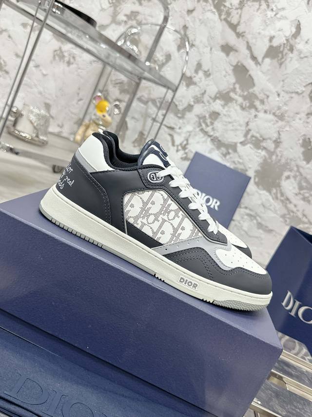 Dior迪奥B27系列 情侣款 老花 石头纹 休闲 运动鞋 板鞋 原版购入开发 做货 这款 B27 低帮运动鞋是该系列新品，延续 Dior 的经典款式。采用白色
