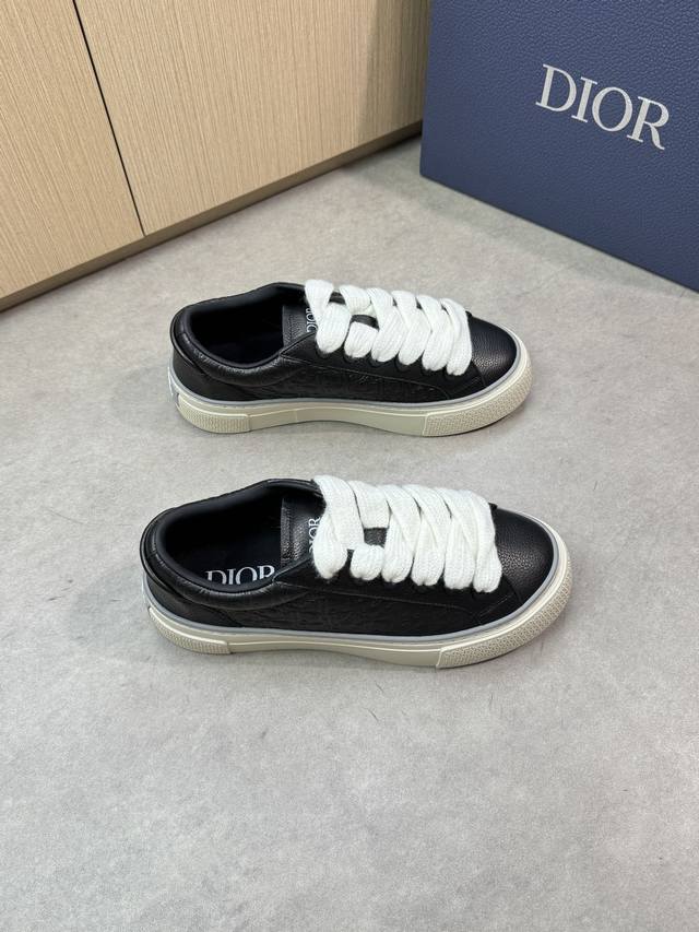 Dior 迪奥 -高端品质 原单休闲运动板鞋 -鞋面：荔纹小牛皮、鞋身丝印高周波品牌图腾、鞋舌丝印高周波品牌Logo -内里：水染牛皮，垫脚; 品牌帆布 -原版