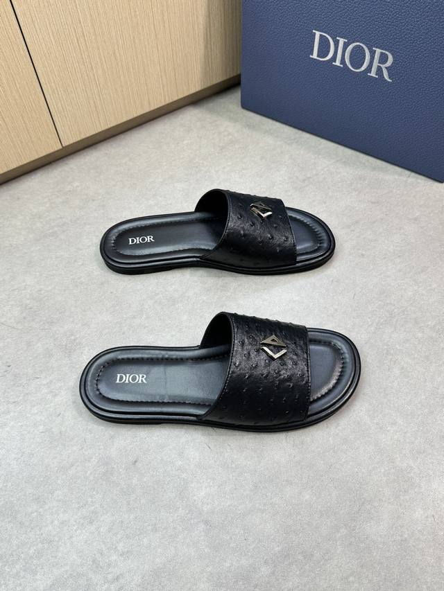 Dior 迪奥 -高端品质 原单休闲凉拖鞋 -鞋面：珍珠纹小牛皮、品牌金属扣件 -内里：水染小牛皮 -大底：超轻Tpu水台包真皮 橡胶；组合成型大底 -超高品控